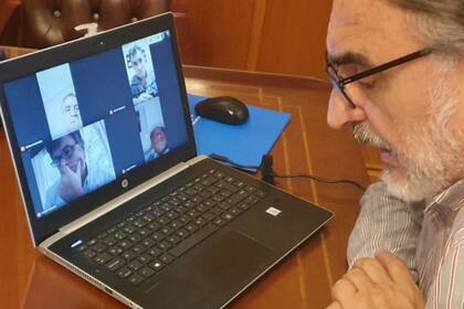 El miinistro Basterra en la charla virtual con los dirigentes de la Mesa de Enlace