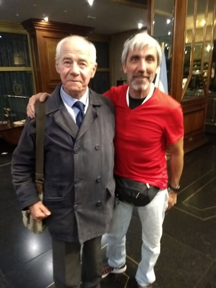El militar inglés Geoffrey Cardozo junto al excombatiente Julio Aro