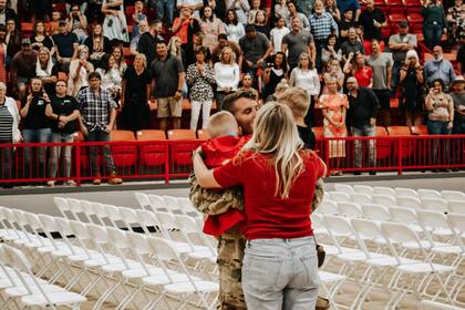 El militar llegó sorpresivamente al evento de graduación de su hijo mayor