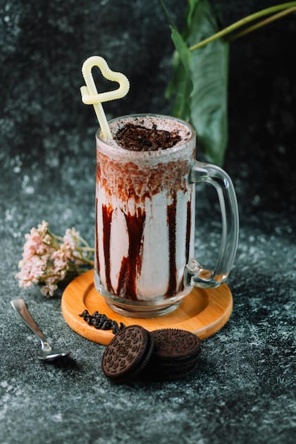 El milkshake se originó en Estados Unidos en 1885 y contenía whisky, leche y huevo; en la actualidad se hace con helado de crema