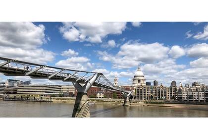 El Puente del Milenio atraviesa el río Támesis. A lo lejos, la cúpula de la Catedral de San Pablo.
