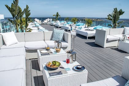El MIM Ibiza ofrece gastronomía internacional en una terraza con vista al Mediterráneo