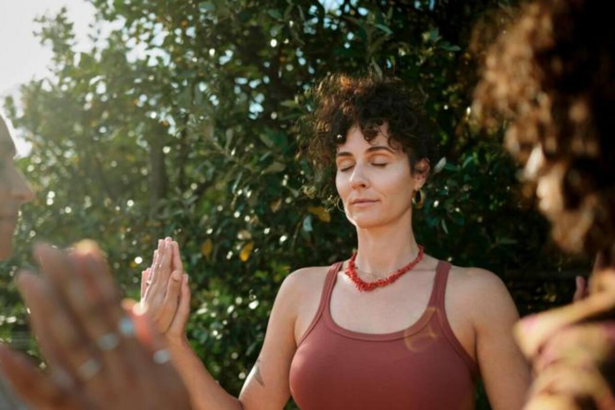 El mindfulness moderno suele definirse como estar concentrado en el presente sin emitir juicios