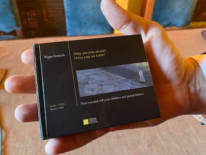 El mini libro del Papa que quedará guardado en el Polo Norte