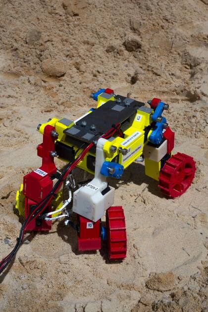 El Mini Rover tiene cuatro ruedas, asistidas por 12 motores, que además de girar puede oscilar para que el vehícula salga "gateando" de un arenal