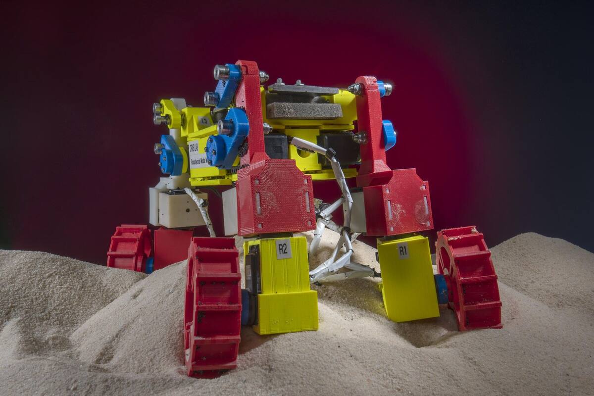 El Mini Rover tiene cuatro ruedas, asistidas por 12 motores, que además de girar puede oscilar para que el vehícula salga "gateando" de un arenal