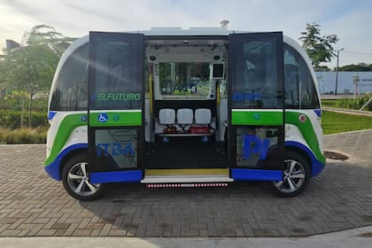 El minibus autónomo del ITBA que circula en el Parque de lla Innovación, en Nuñez