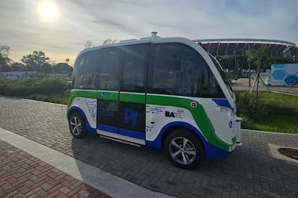 El minibus autónomo del ITBA que circula en el Parque de lla Innovación, en Nuñez