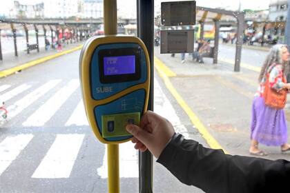El mínimo, hoy en 9 pesos, llegará a 10; los ingresos cubren poco más de un tercio del costo; por cada 1000 metros que recorre una unidad, el Estado pone actualmente 44 pesos