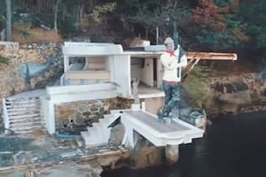 El minipuerto y la estatua de Cantinflas se conservan en la mansión del actor mexicano, pero en todo se notan los signos del abandono y del paso del tiempo