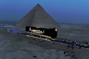 El Ministerio de Antigüedades de Egipto completó con éxito el traslado del barco solar del faraón Keops desde las cercanías de la Gran Pirámide de Giza hasta al Gran Museo Egipcio