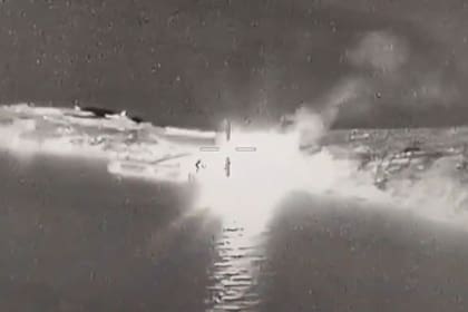 El Ministerio de Defensa de Ucrania compartió un video del barco prendiéndose fuego
