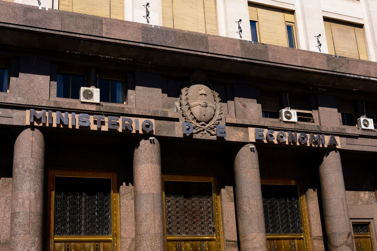 El Ministerio de Economía captó casi $1 billón del mercado hoy