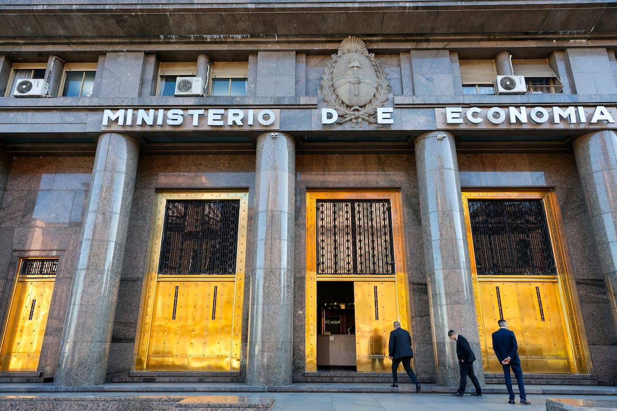 El Ministerio de Economía dio otro paso en su estrategia financiera para hacer posible un superávit pleno este año