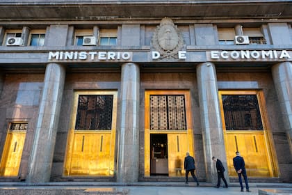 El Ministerio de Economía dio otro paso en su estrategia financiera para hacer posible un superávit pleno este año