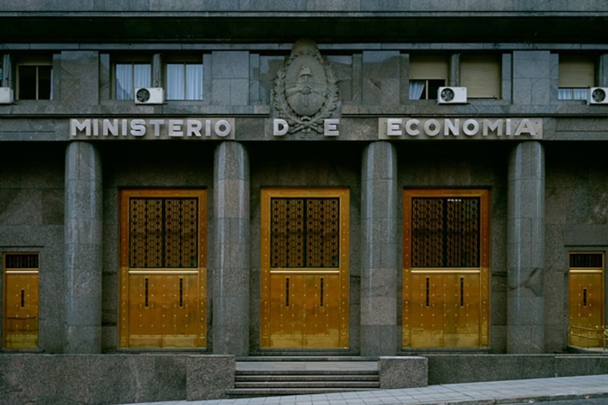 El Ministerio de Economía, los Tribunales de Comodoro Py y la Casa de la Moneda son algunos de los edificios públicos que Porter fotografió con cámara de gran formato los domingos y feriados muy temprano, cuando estaba nublado, para que las tomas tuvieran la misma luz y no hubiera personas.