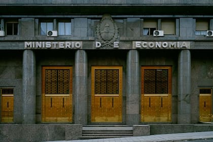 El Ministerio de Economía logró patear hacia adelante el 59% de la deuda que le vence a fin de mes