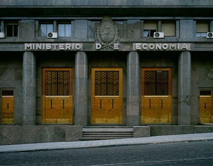 El Ministerio de Economía, los Tribunales de Comodoro Py y la Casa de la Moneda son algunos de los edificios públicos que Porter fotografió con cámara de gran formato los domingos y feriados muy temprano, cuando estaba nublado, para que las tomas tuvieran la misma luz y no hubiera personas.