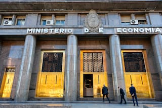 El Gobierno renovó toda la deuda que vence a fin de mes y sumó fondos a sus ahorros