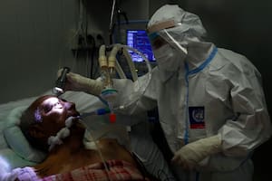 El Ministerio de Salud de Paraguay advirtió que la variante brasileña no es más mortal, pero sí más contagiosa, lo que podría agravar aún más la crisis del sistema sanitario