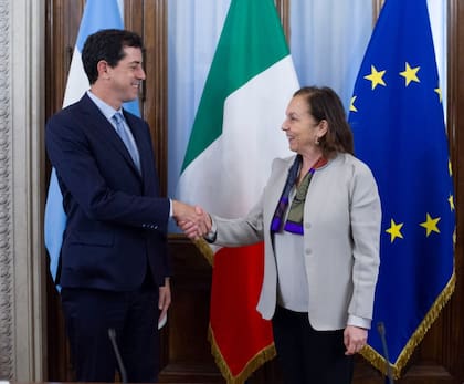 El ministerio del Interior, Eduardo "Wado" de Pedro, con su par italiana