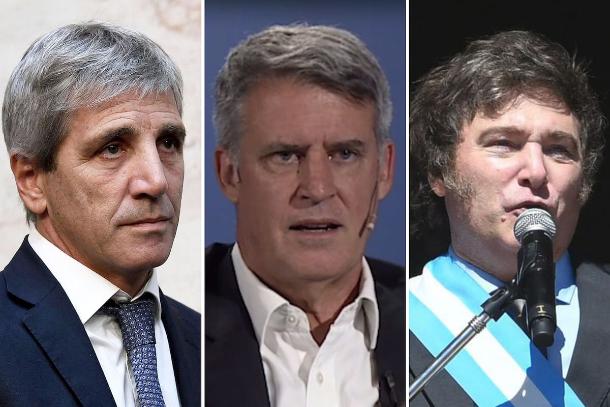 El ministo de Economía, Luis Caputo; el extitular del Palacio de Hacienda, Alfonso Prat-Gay; y el presidente Javier Milei