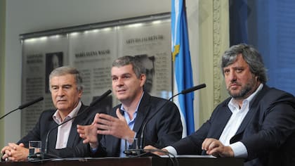 El ministro Aguad, Peña y el titular del Enacom, Miguel de Godoy, durante el anuncio de las reformas