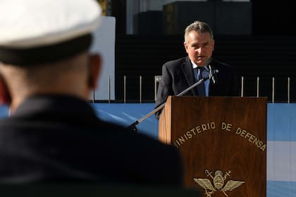 El ministro Agustín Rossi recordó a los héroes de Malvinas y se quejó de las presiones de Gran Bretaña en la compra de equipamiento militar