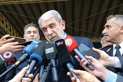 El ministro Aníbal Fernández asumió la defensa diaria del Presidente, pero distingue entre Cristina Kirchner y su hijo, Máximo