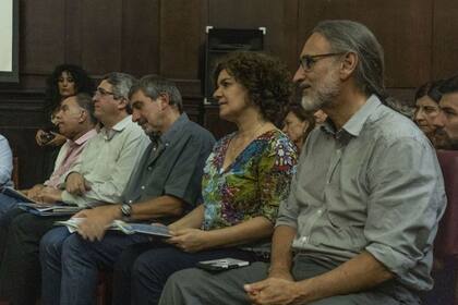 El ministro Basterra, entre otros funcionarios, en la reunión