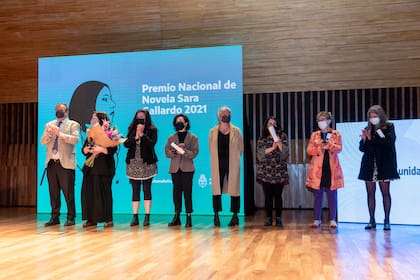 El ministro Bauer, Marina Yuszczuk y las autoras que recibieron menciones del jurado