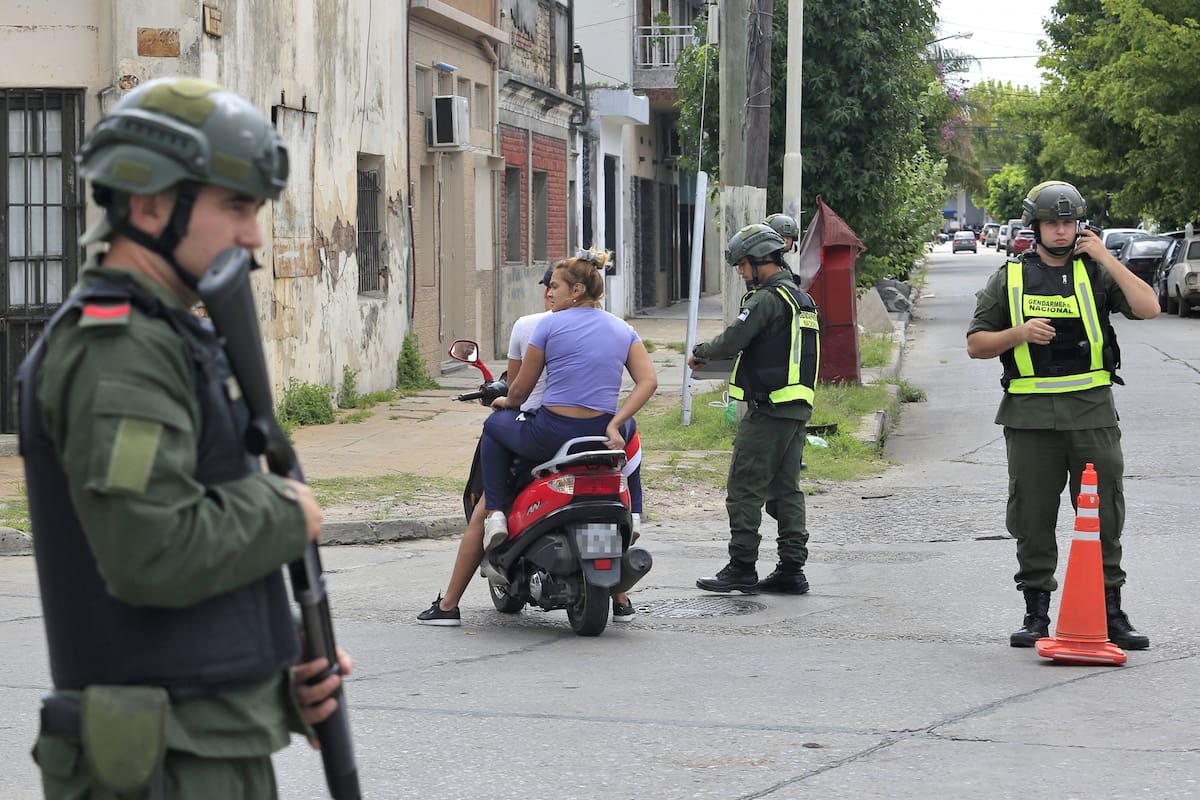 El ministro bonaerense pidió por carta el retiro de las fuerzas federales por falta de coordinación; Fernández y Kicillof intentaron bajar el tono de la polémica
