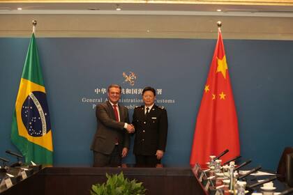 El ministro brasileño Carlos Fávaro y el ministro de la Administración General de Aduanas de China (GACC), Yu Jianhu