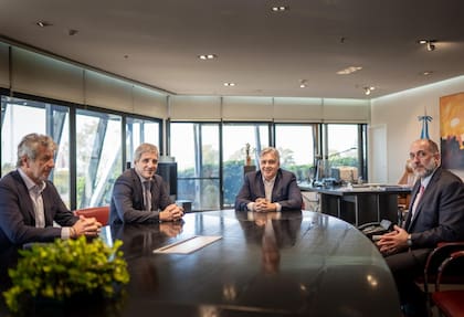 El ministro Caputo, en una exposición, hizo "guiños" a Córdoba.