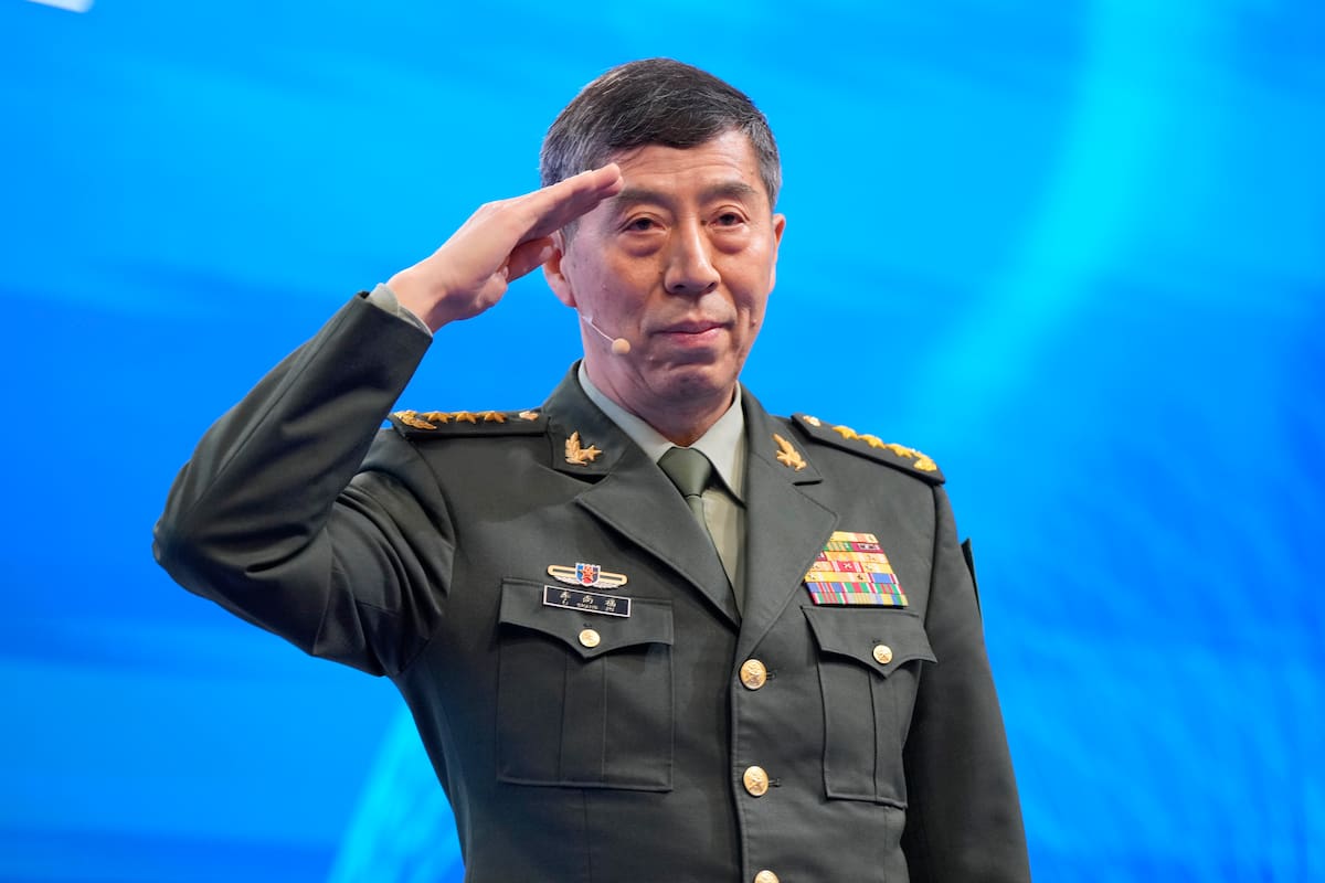 El ministro chino de Defensa, Li Shangfu, saluda antes de un discurso en el último día del 20mo Instituto Internacional para Estudios Estratégicos o Diálogo de Shangri-La, el foro anual de defensa y seguridad en Asia, en Singapur, el domingo 4 de junio de 2023. (AP Foto/Vincent Thian)
