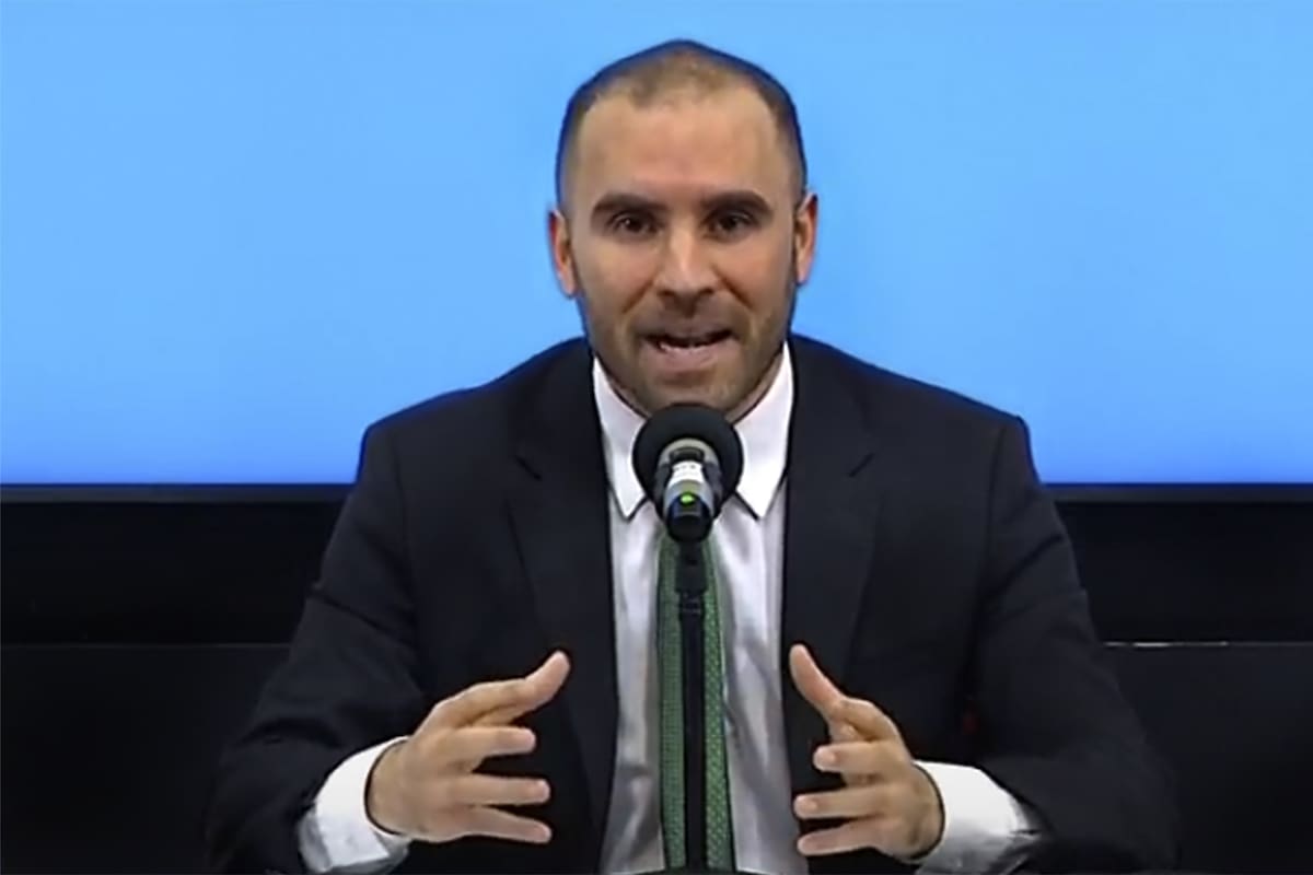 El ministro dará hoy los detalles de la colocación de deuda que hará atada a la evolución del dólar; el objetivo es captar pesos para financiarse menos con el BCRA y quitar presión del mercado cambiario