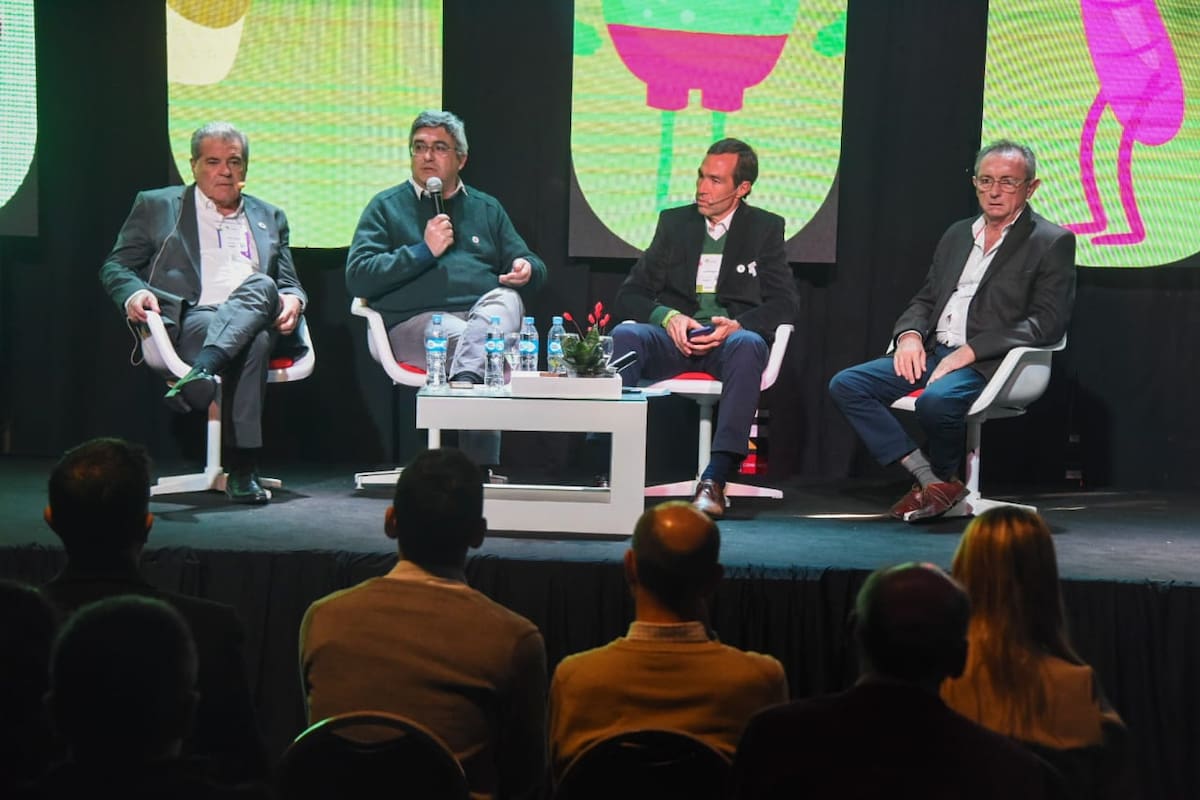 El ministro de Agricultura de Córdoba, Sergio Busso; Javier Rodríguez, ministro de Desarrollo Agrario bonaerense; David Roggero, presidente de Aapresid, y Daniel Costamagna, ministro de Producción de Santa Fe