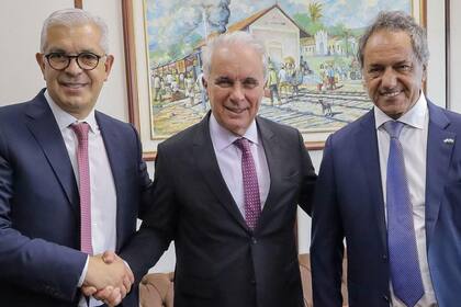 El ministro de Agricultura, Ganadería y Pesca de la Nación, Julián Domínguez; su par de la cartera agropecuaria de Brasil, Marcos Montes Cordeiro, y el embajador argentino Daniel Scioli