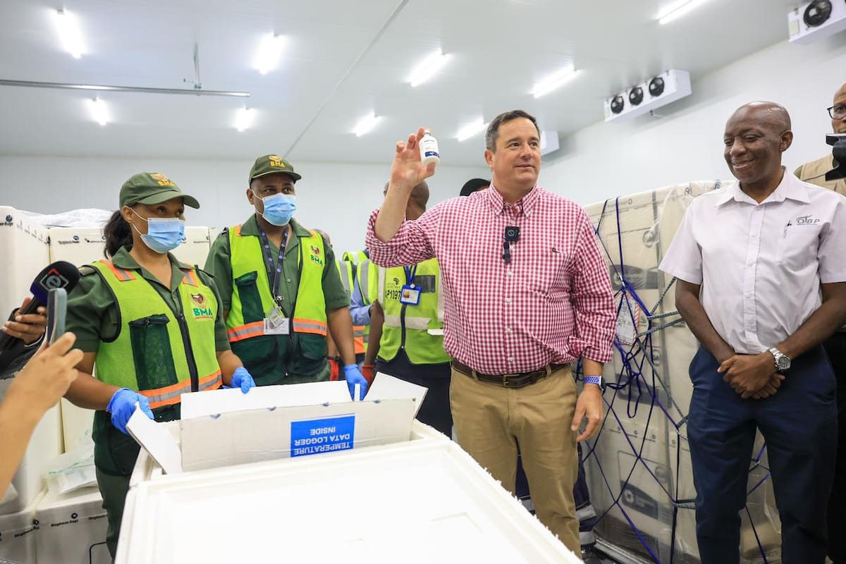 El ministro de Agricultura, John Steenhuisen, recibió el millón de dosis