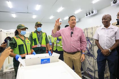 El ministro de Agricultura, John Steenhuisen, recibió el millón de dosis