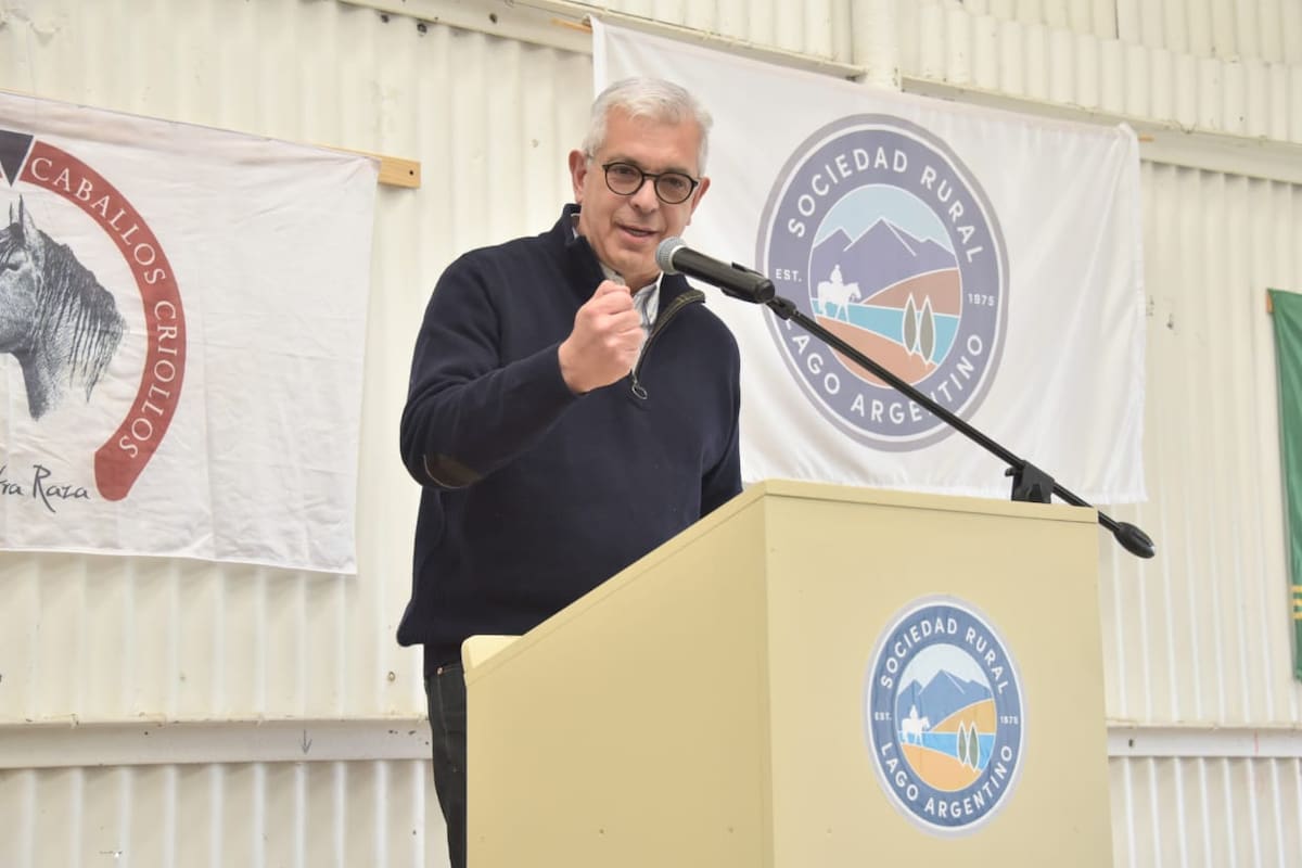 El ministro de Agricultura, Julián Domínguez, durante su discurso en la exposición de la Sociedad Rural de Lago Argentino, en El Calafate