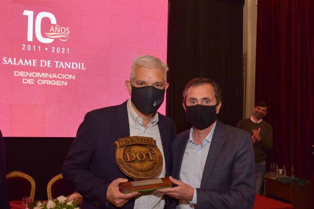 El ministro de Agricultura, Julián Domínguez, con Pablo Cagnoli al recibir una distinción por haber otorgado la denominación de origen al “Salame de Tandil” (DOT)