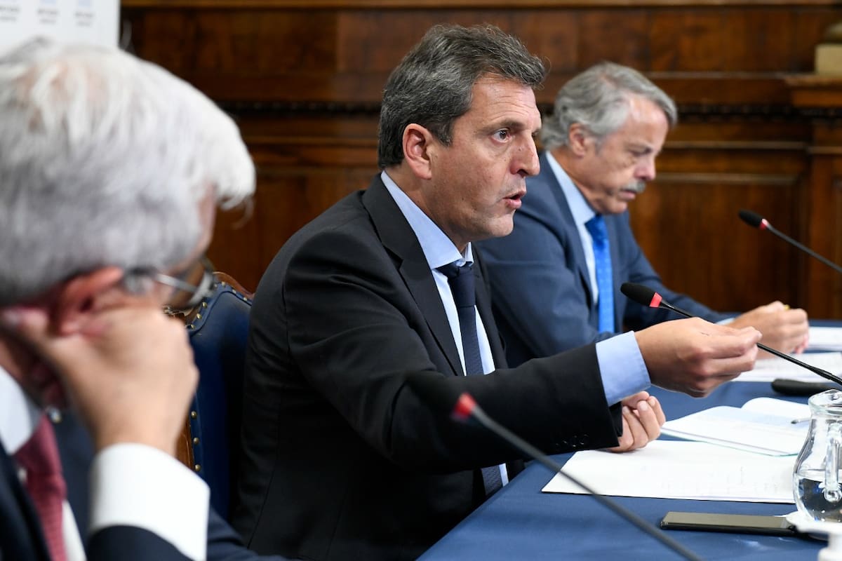 El ministro de Agricultura, Julián Domínguez, el presidente de la Cámara de Diputados, Sergio Massa, y Alfredo Paseyro, gerente general de la Asociación de Semilleros Argentinos e integrante del CAA