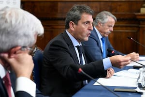 El ministro de Agricultura, Julián Domínguez, el presidente de la Cámara de Diputados, Sergio Massa, y Alfredo Paseyro, gerente general de la Asociación de Semilleros Argentinos e integrante del CAA
