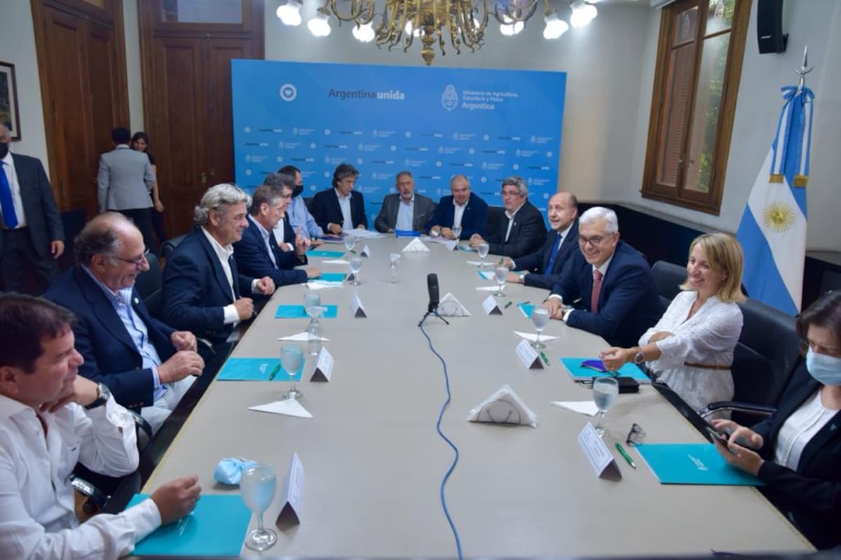 El ministro de Agricultura, Julián Domínguez, en una reunión reciente con la Mesa de Enlace y gobernadores