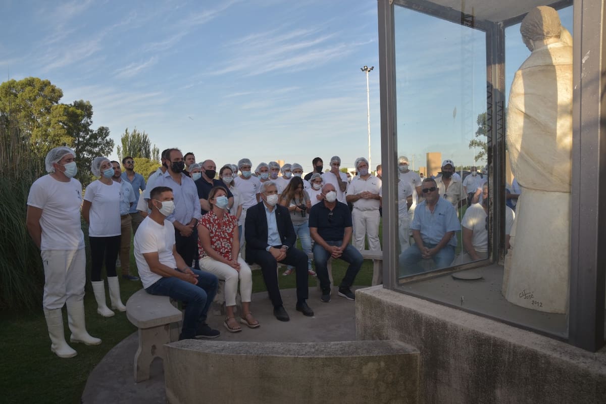 El ministro de Agricultura, Julián Domínguez, en el centro, junto a los integrantes de la fábrica de Lácteos Aurora