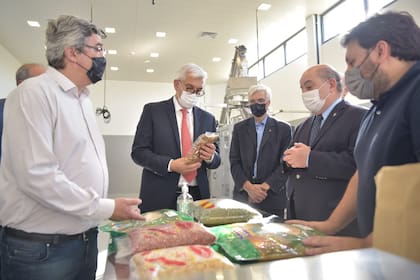 El ministro de Agricultura Julián Domínguez, en el centro, tras la visita a La Plata