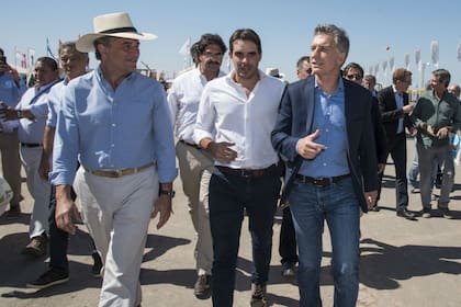 El ministro de Agroindustria Luis Miguel Etchevehere, el intendente de San Nicolás Manuel Passaglia y el presidente Mauricio Macri