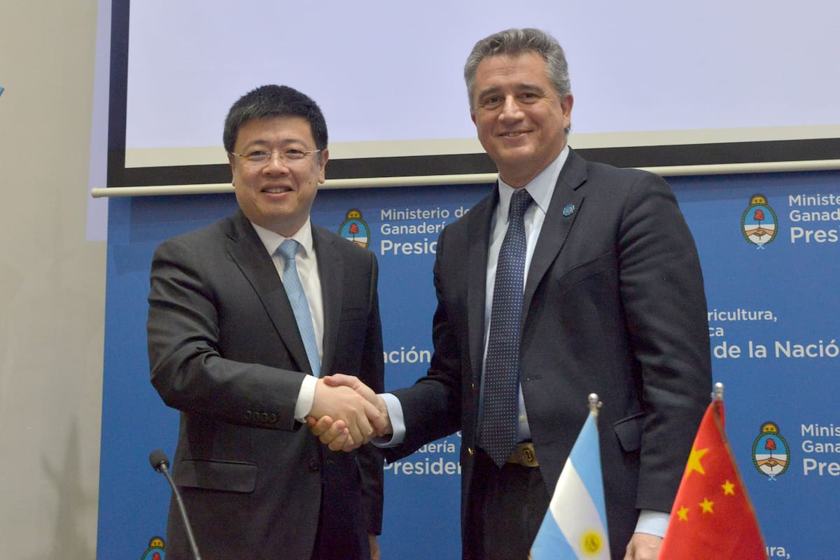 El ministro de Agroindustria, Luis Miguel Etchevehere, junto al embajador chino en el país, Zou Xiaoli, durante el anuncio oficial