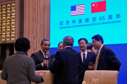 El ministro de Asuntos Exteriores de China, Wang Yi (segundo desde la izquierda), brinda con invitados tras un evento en Beijing, el viernes 5 de enero de 2024. (AP Foto/Andy Wong, Pool)